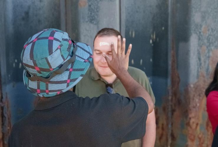 一名宾客接受原住民面部彩绘仪式。© 魅力航海之旅版权所有