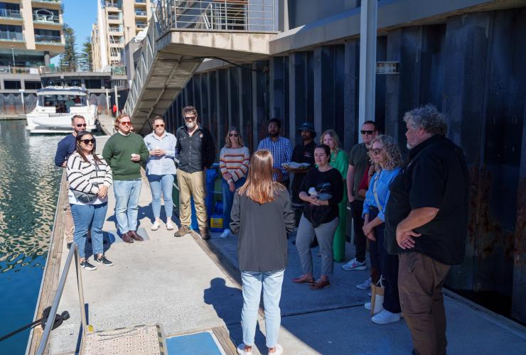 Kauwi 文化巡游之旅期间，一位原住民导游在给会奖团队讲解 © 魅力航海之旅版权所有