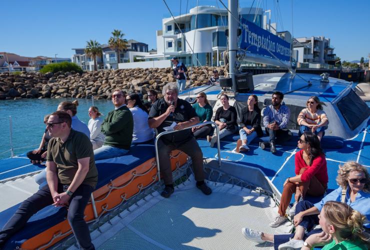 Kauwi 文化巡游之旅期间，一位原住民导游在魅力航海之旅双体船上给会奖团队讲解 © 魅力航海之旅版权所有
