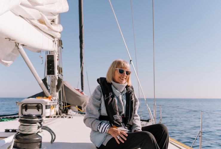 在“布瑞德贝拉号”帆船上开心地坐在舵轮旁的宾客 © Arne Studio 版权所有