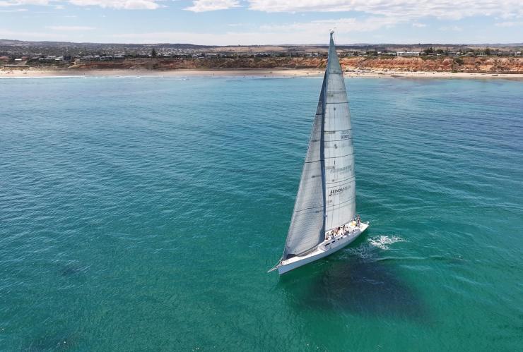 阿德莱德海岸线旁的“布瑞德贝拉号”帆船