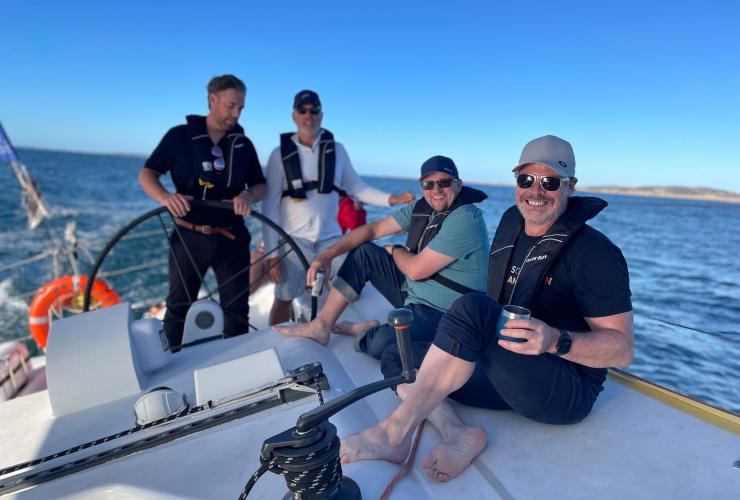会奖团队包租船上开心的宾客和掌舵的船长 © 布瑞德贝拉航海之旅版权所有