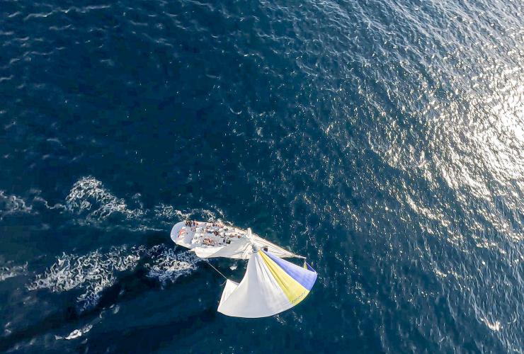 在扬起大三角帆的“布瑞德贝拉号”帆船上，会奖团队驶向洒满阳光的大海。© 布瑞德贝拉航海之旅版权所有