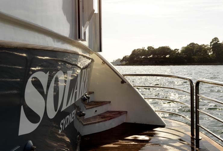 悉尼港中的“Solaré”号游艇船尾 © Jason Loucas 版权所有