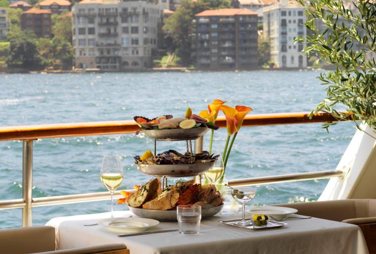 俯瞰悉尼港的餐桌上的三层海鲜拼盘 © Jason Loucas 版权所有