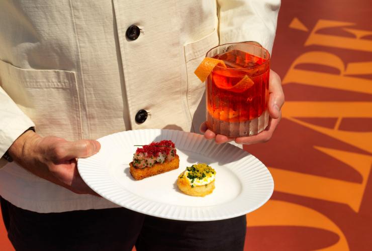 “Solare”号游艇服务生奉上的小点心和冰爽饮品 © Jason Loucas 版权所有