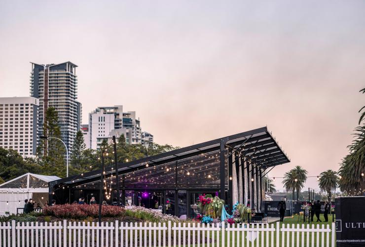 活动期间，尖桩围栏旁 Kingsman 场馆与草坪区的景象。© The Kingsman 版权所有