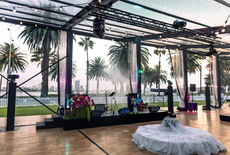 在 The Kingsman 场馆内，为乐队准备的舞台，以及场馆外不远处天鹅河的风景。© The Kingsman 版权所有