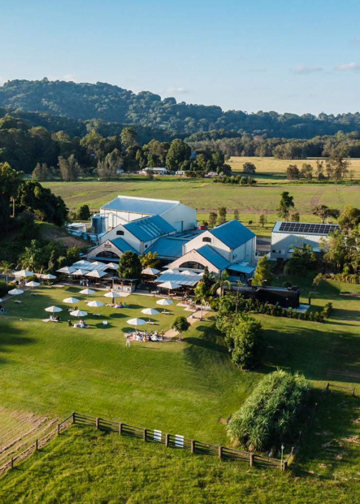 无人机拍摄的坐落在绿色山丘间的 Husk 农场酿酒厂景象。© Husk 农场酿酒厂版权所有