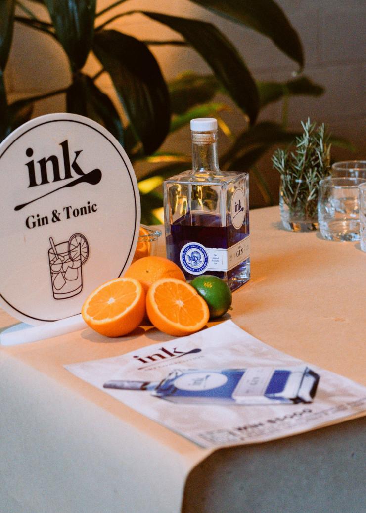 Ink 杜松子酒鸡尾酒桌 © Husk 农场酿酒厂版权所有