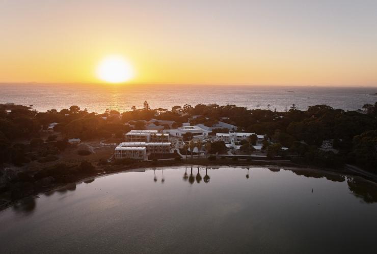 无人机俯拍夕阳下的 Lodge Wadjemup 度假村入口。© Shot By Thom 版权所有