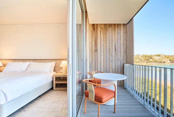 池畔别墅客房的部分内景，以及可俯瞰湖泊的阳台。© Shot By Thom 版权所有