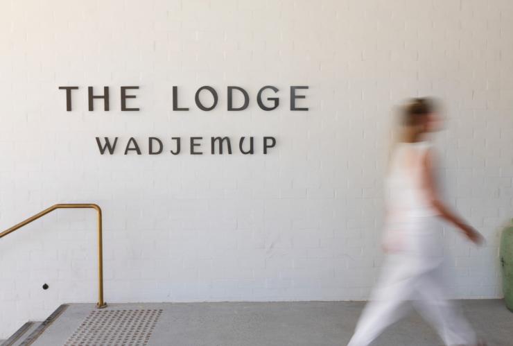 Lodge Wadjemup 度假村的白墙入口和标牌。© Shot By Thom 版权所有