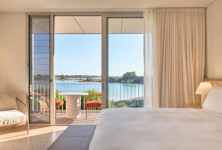 池畔别墅客房内景，从阳台可俯瞰湖泊风景。© Shot By Thom 版权所有