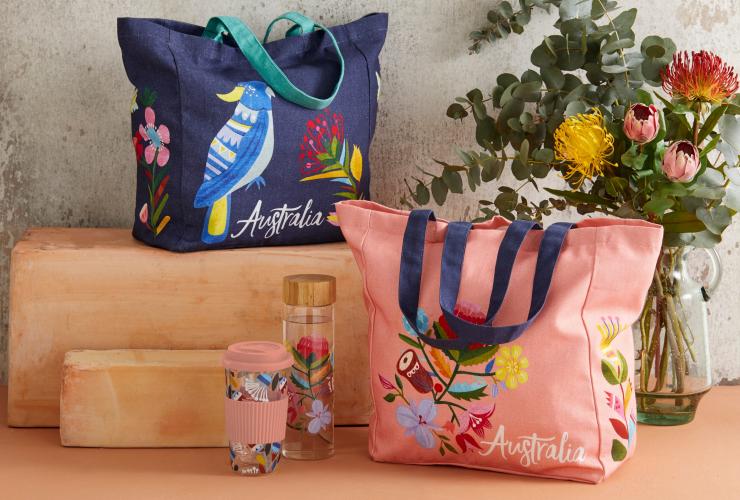 艺术家们在 The Illustration Room 设计作为活动纪念品的插画手提袋。© Andrea Smith 版权所有