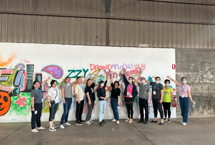 考察游代表们在布里斯班喷绘工作坊。© Superordinary 版权所有