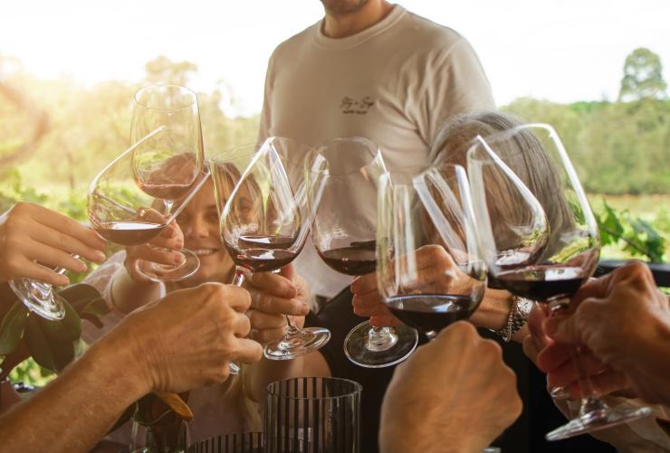 干杯！宾客在 Stay n’ Sip 举办的活动中碰杯。© Stay n’ Sip 版权所有