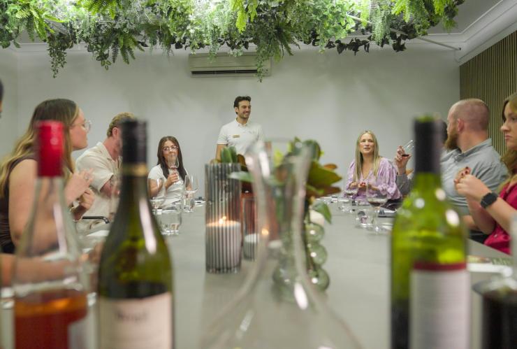 Stay n’ Sip 的 Pierre 主持商务会奖活动的品酒会。© Stay n’ Sip 版权所有