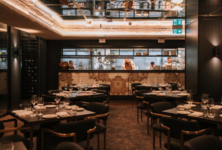 黑鸟酒吧餐厅的餐厅。© Arianna Leggiero 版权所有