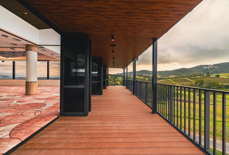 山景庄园的揽景厅和观光露台，俯瞰葡萄园风光 © 山景庄园