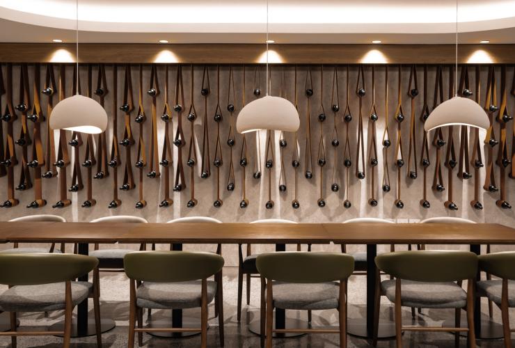 山景庄园的餐厅，采用当代风格灯具和酒瓶装饰墙面设计。© 山景庄园版权所有