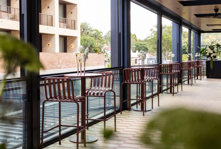 配有桌椅、带顶棚的半露天露台。© Saltbox 版权所有