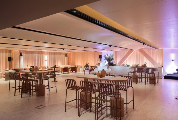 The Box，面积最大的空间，配有餐桌和椅子 © Saltbox 版权所有