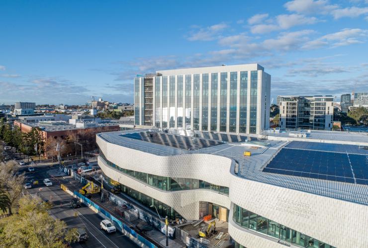 实景图：两层白色波浪造型建筑，后方连接酒店，维多利亚州吉朗，尼亚尔・班尤尔吉朗会展及活动中心 © 尼亚尔・班尤尔吉朗会展及活动中心版权所有