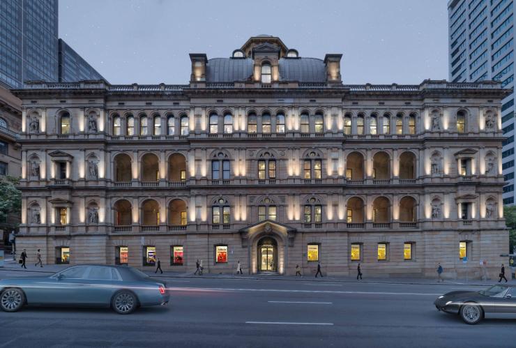 实景图：五层砂岩建筑，夜晚拱形窗户灯火通明。悉尼嘉佩乐・境域酒店外立面，新南威尔士州 © Evolving Picture（摄影工作室）/嘉佩乐版权所有